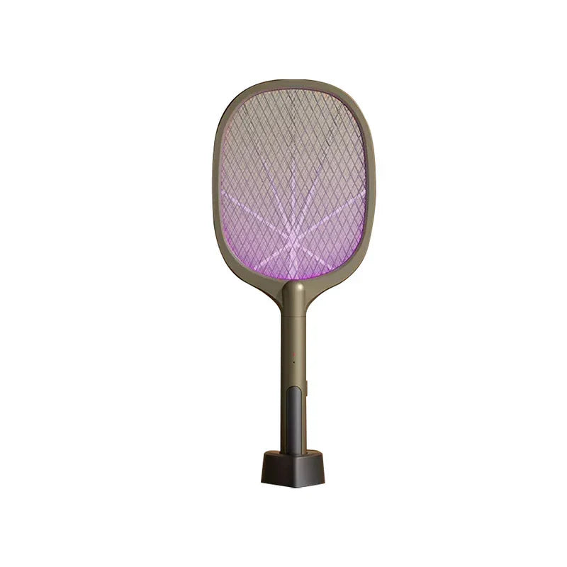 matamoscas eléctrico - Raqueta eléctrica eliminadora de insectos con base de carga, luz púrpura visible a través de la malla, marco en tono oliva y detalles de mango negro