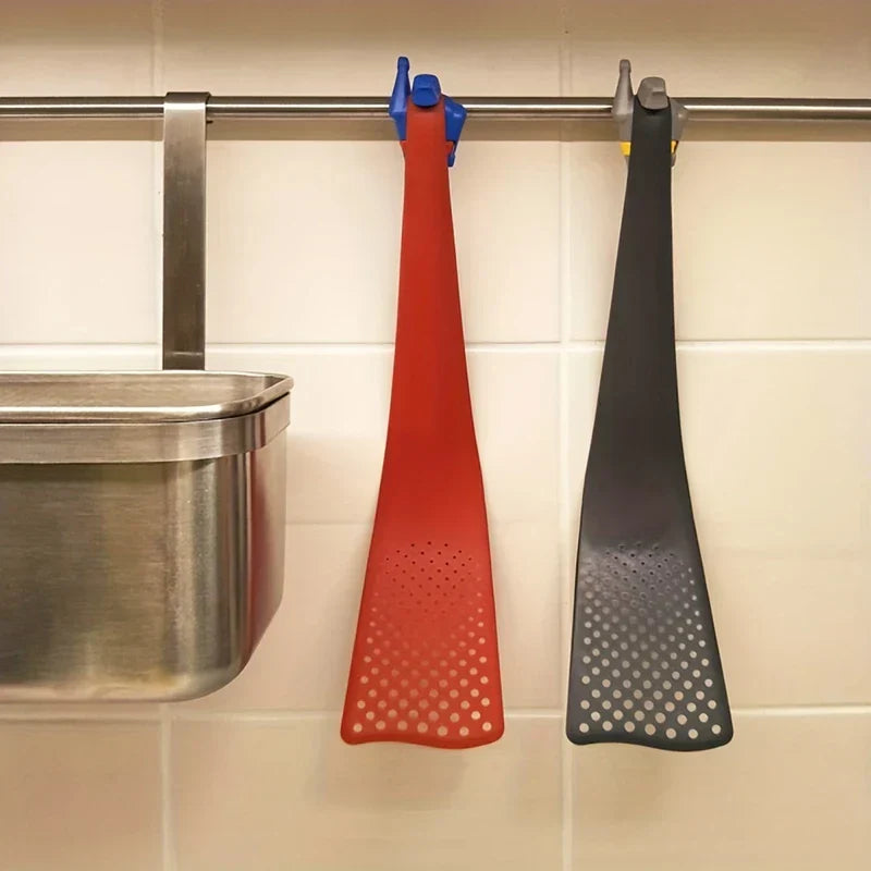 Espátula volteadora: utensilios de cocina con ranuras estilo superhéroe en rojo y gris oscuro colgados de una varilla metálica de pared