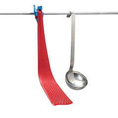 Espátula volteadora: espátula roja con mango de figura de superhéroe azul colgada de una varilla metálica junto a un cucharón de acero inoxidable