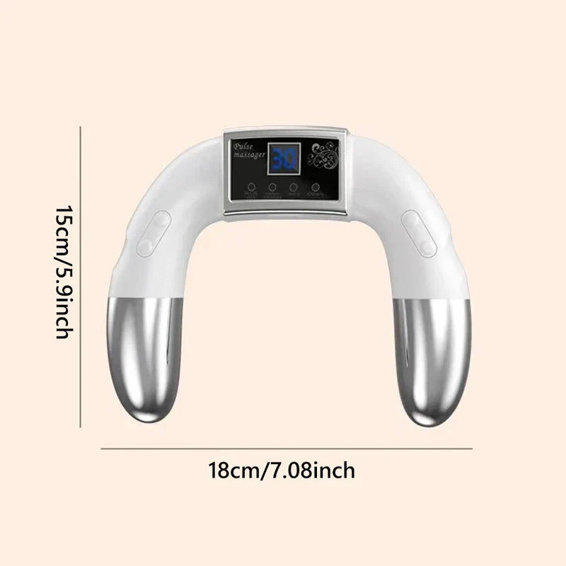 Unidad Tens: masajeador de pulso blanco en forma de U con etiquetas de dimensiones sobre un fondo liso melocotón claro.