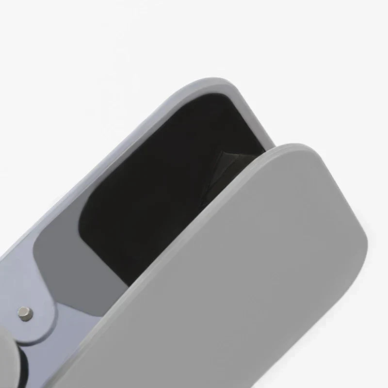 Soporte con pinza para bebidas de mesa - Vista parcial en primer plano de una pinza redondeada gris claro, mostrando su abertura, interior negro y pequeño remache de pivote metálico