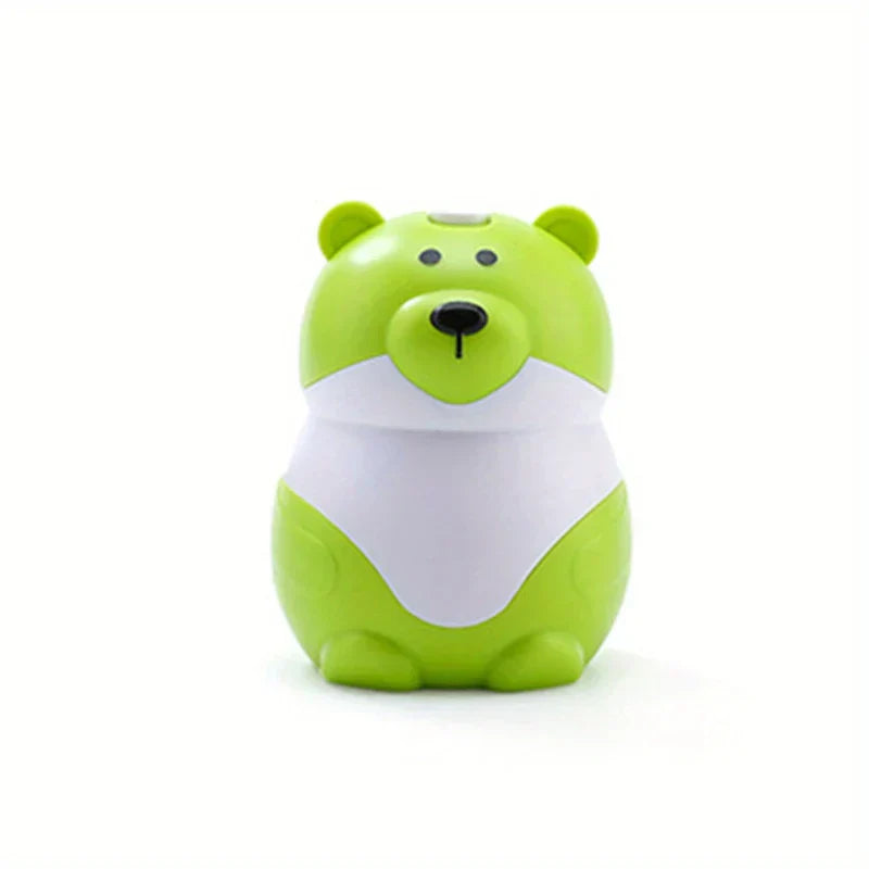 Sujetapalillos con forma de osito de peluche: sujetapalillos verde y blanco con forma de oso sobre un fondo blanco liso