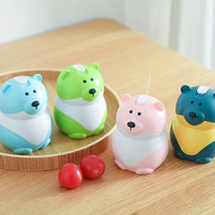 Sujetapalillos con forma de osito de peluche: cuatro sujetapalillos multicolores con forma de oso dispuestos sobre una mesa de madera y una bandeja redonda de madera, con dos pequeñas cerezas rojas colocadas frente a la bandeja