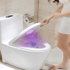 UV-Sterilisatorlicht für Toilettenschüssel in einem Badezimmer