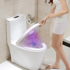 Sanitizer Light – Frau hebt einen Toilettendeckel an, violettes UV-Licht beleuchtet die Schüssel, Grafik eines Virus im Inneren