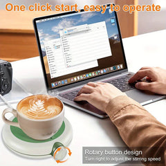 plato calentador de taza - Persona escribiendo en una laptop junto a una taza de latte sobre el posavasos revolviendo, resaltando la perilla de control rotatoria