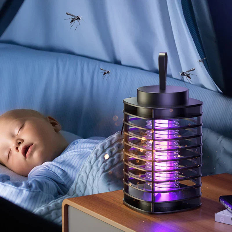 elektrische mückenvernichterlampe - Schwarzes, käfigartiges Schädlingsbekämpfungsgerät auf einem hölzernen Nachttisch neben einem schlafenden Säugling