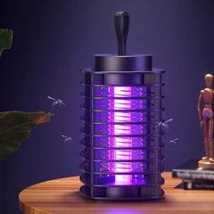 elektrische mückenvernichterlampe - Schwarzes elektrisches Insektenvernichtungsgerät mit leuchtendem violettem UV-Licht auf einem runden Holztisch, Mücken fliegen darauf zu, mit einer hölzernen Gliederpuppe und Pflanzenblättern in der Nähe