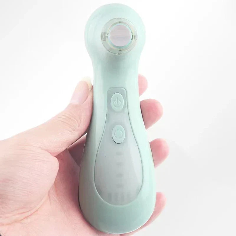 Taladro de uñas eléctrico: mano sosteniendo un dispositivo de limpieza facial portátil en color verde menta claro con dos botones de control
