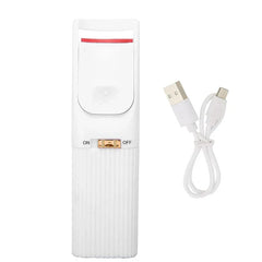 Rizador de pestañas térmico blanco con interruptor de encendido/apagado y tira calefactora roja, junto a un cable de carga USB blanco