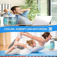 Ventilador enfriador de aire portátil - imagen compuesta: la parte superior muestra a un hombre relajándose en un escritorio con la unidad del ventilador, la parte inferior muestra a una mujer y un niño estirándose sobre una colchoneta de yoga con la misma unidad, el texto dice 'ENFRIAMIENTO, HUMIDIFICACIÓN E HIDRATACIÓN'