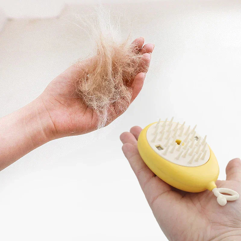 Peines para mascotas con luz UV: cepillo de aseo amarillo con forma de mango, del tamaño de la palma de la mano, junto a una mano que sostiene pelo suelto recogido de la mascota