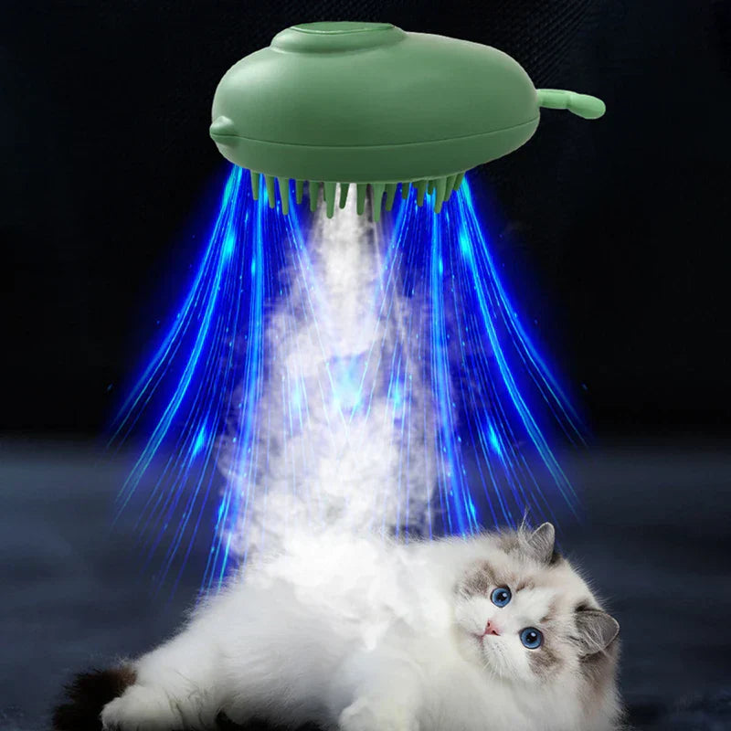 Peines para mascotas con luz UV: cepillo verde para gatos emitiendo luz azul y niebla blanca sobre un gato esponjoso tumbado