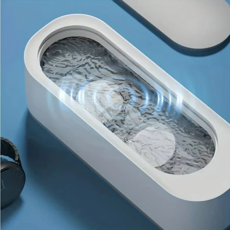 Primer plano de la acción de limpieza ultrasónica sobre gafas
