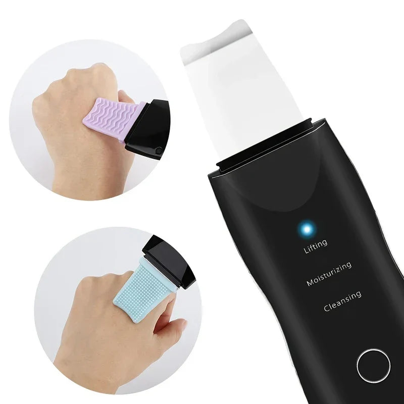 Espátula exfoliadora de piel: espátula exfoliadora ultrasónica negra con tres modos etiquetados, mostrada con dos accesorios intercambiables de silicona texturizada sobre la piel