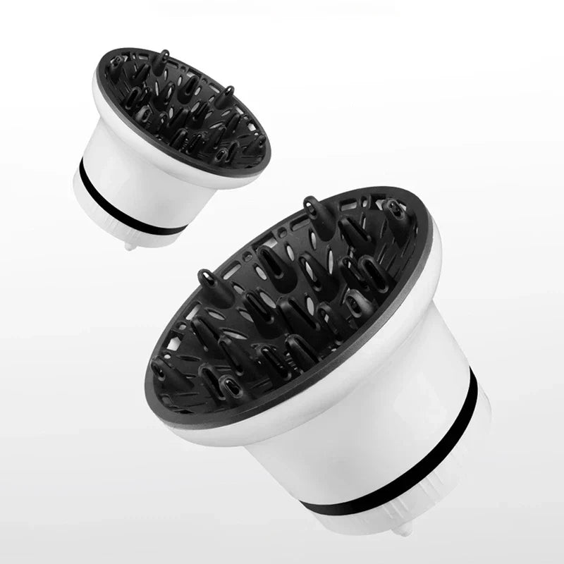 accesorio difusor para secador de pelo - difusor para secador de pelo sostenido en la mano mostrando su ajuste universal