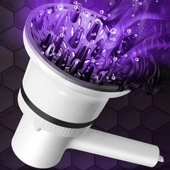 Accesorio para secador de pelo: secador blanco con difusor acoplado, cabello rizado posicionado contra el difusor, sobre un fondo morado de hexágonos.