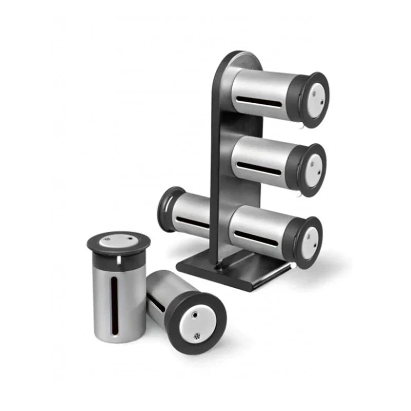 estante magnético para especias de pared - Estante giratorio independiente para especias con cuatro botes, dos botes colocados junto a la base sobre fondo blanco