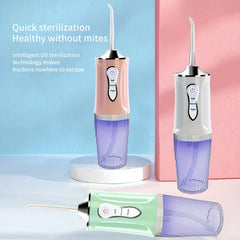 irrigador dental - Primer plano del irrigador dental con compartimento de sanitización UV y boquillas