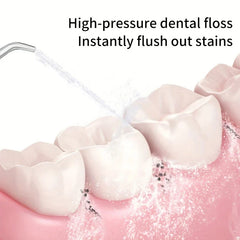 irrigador dental - Ilustración de un chorro del irrigador dental rociando entre los dientes, desalojando residuos de la línea de las encías, con texto descriptivo arriba