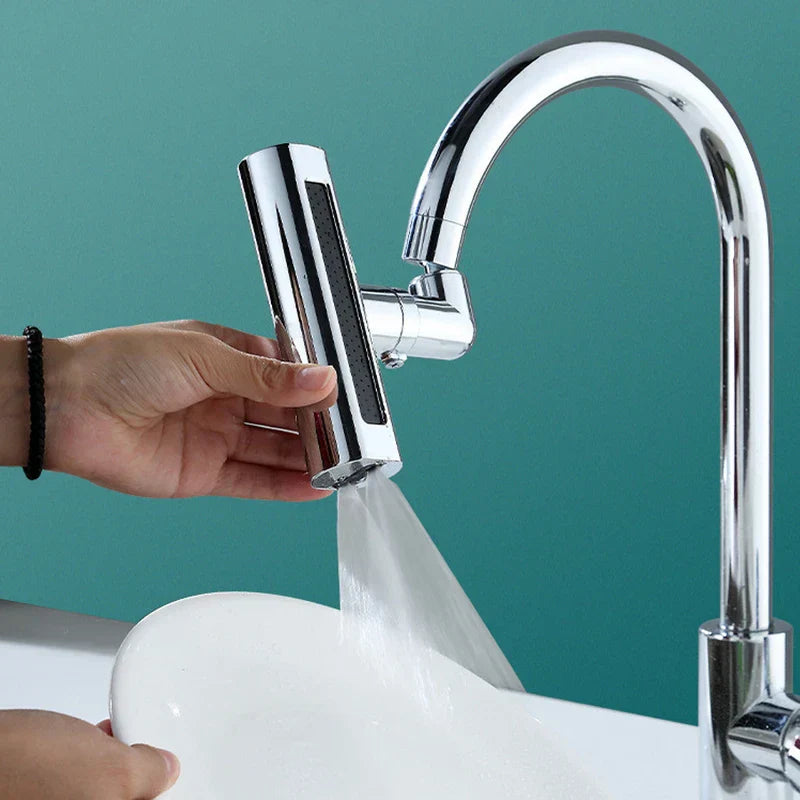 Wasserfall-Waschtischarmatur - Hand hält Chromarmatur-Befestigung, Wasser fließt, während eine Hand einen Teller darunter hält.