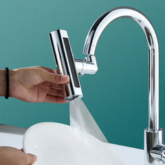 Wasserfall-Waschtischarmatur - Hand hält Chromarmatur-Befestigung, Wasser fließt, während eine Hand einen Teller darunter hält.