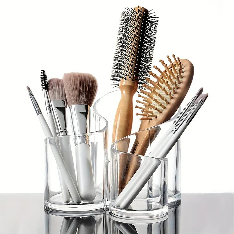 kosmetikständer - Kosmetikständer mit Make-up-Pinseln und Haarstyling-Bürsten auf reflektierender Oberfläche