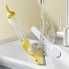 Herramienta limpiadora de ventanas: mini trapeador de esponja amarillo y transparente siendo enjuagado bajo agua corriente del grifo sobre un lavabo blanco