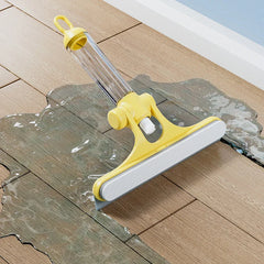 Herramienta limpiadora de ventanas: pequeña herramienta de limpieza manual con marco de plástico amarillo y mango transparente descansando sobre piso de baldosas con apariencia de madera mojado