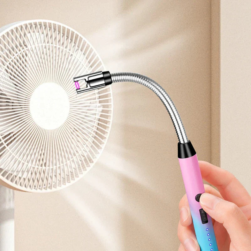Encendedor de plasma sin llama - Mano sosteniendo un encendedor con su cuello metálico flexible doblado, produciendo un arco junto a un ventilador eléctrico en funcionamiento