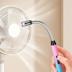 Encendedor de plasma sin llama - Mano sosteniendo un encendedor con su cuello metálico flexible doblado, produciendo un arco junto a un ventilador eléctrico en funcionamiento