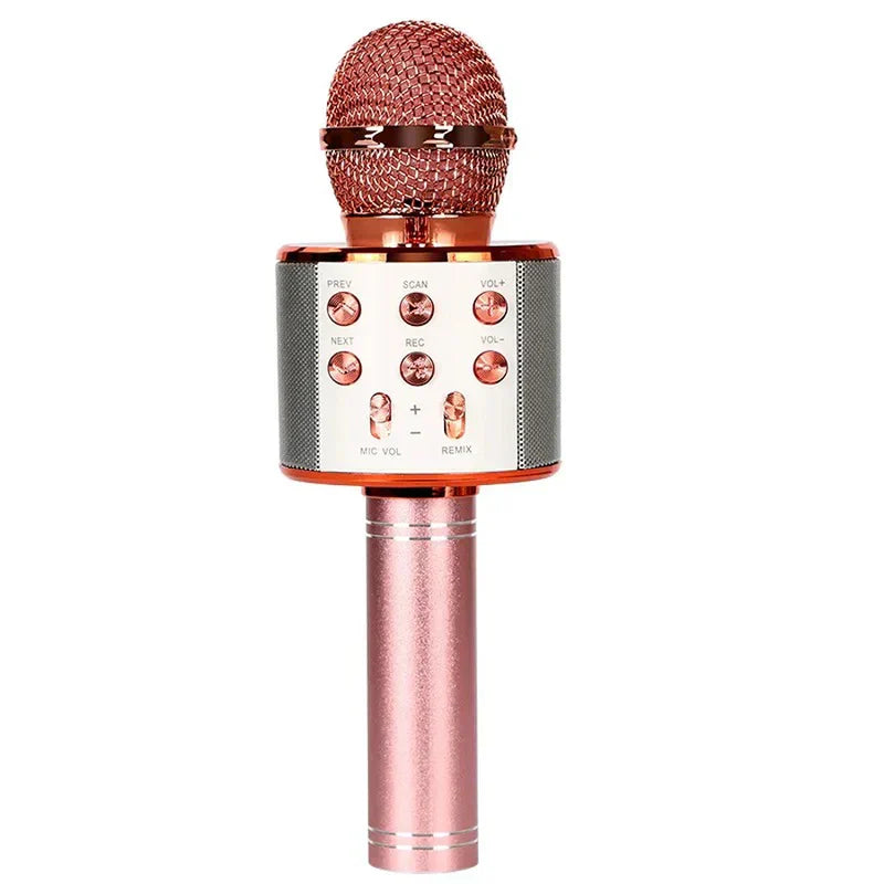 micrófono de karaoke bluetooth - Micrófono de karaoke inalámbrico rosa dorado con botones de control para reproducción, volumen, grabación y efectos de voz sobre fondo blanco