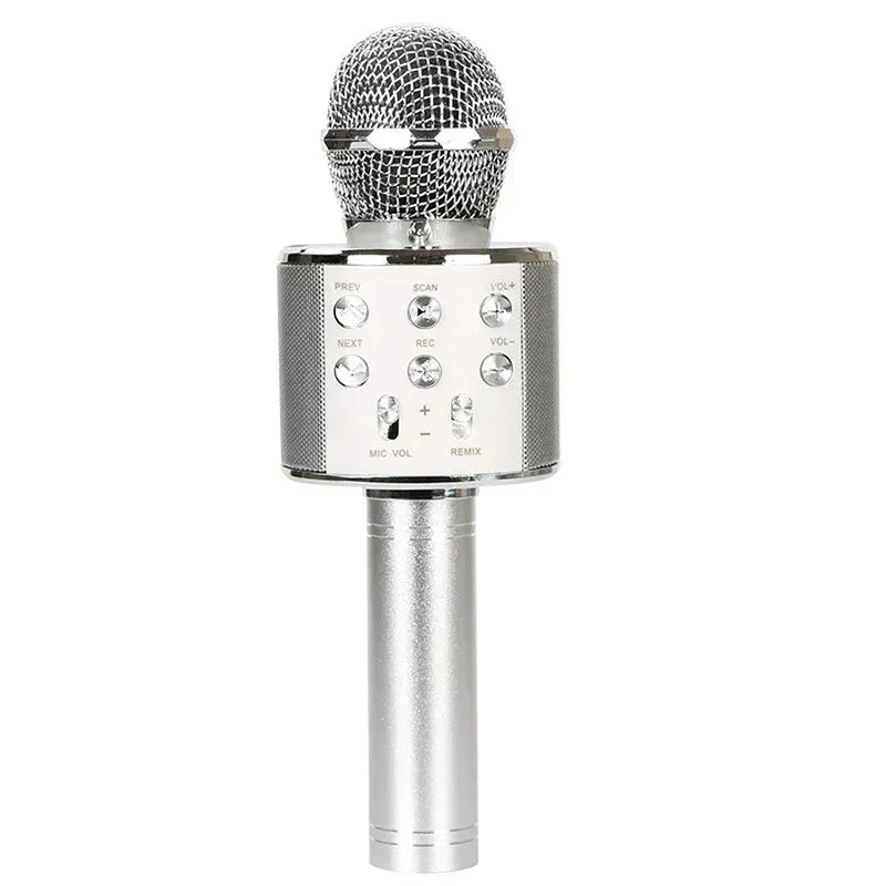 micrófono de karaoke bluetooth - Micrófono de karaoke inalámbrico de mano plateado con botones de control y rejilla de altavoz integrada, visto de frente sobre fondo blanco