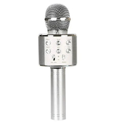 micrófono de karaoke bluetooth - Micrófono de karaoke inalámbrico de mano plateado con botones de control y rejilla de altavoz integrada, visto de frente sobre fondo blanco