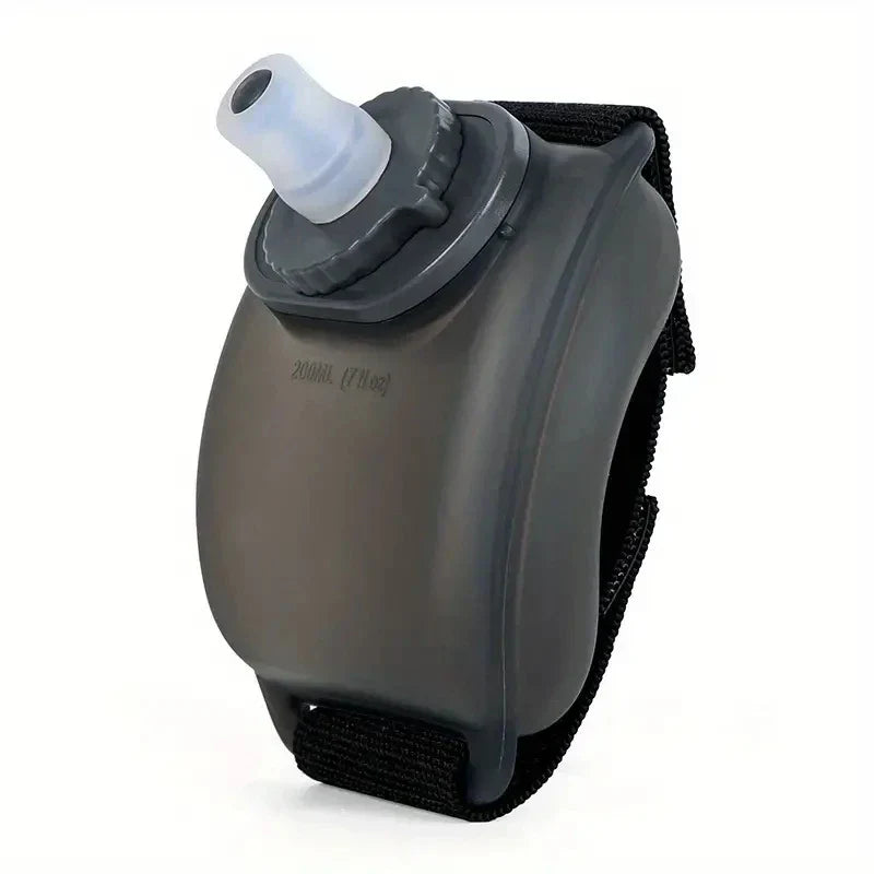 Botella de agua para muñeca - Botella de agua translúcida oscura para muñeca con correa negra adjunta, marcado de 200 ml y boquilla de válvula de mordida.