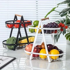 Frutero de hierro forjado - Soportes de alambre de dos niveles en blanco y negro lado a lado, llenos de frutas y verduras frescas variadas
