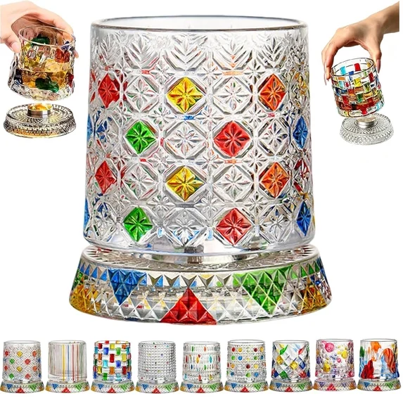vaso de cristal para whisky - Un gran vaso decorado se alza en el centro, con manos sosteniendo dos vasos más pequeños a juego y una fila de vasos pequeños con patrones variados debajo