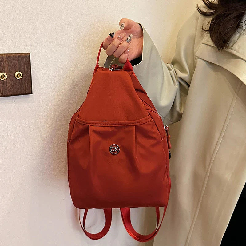 Bolso convertible de hombro con compartimento principal abierto mostrando el interior