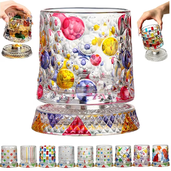 vaso de cristal para whisky - Vaso decorativo giratorio con patrones de burbujas de colores, manos levantando dos vasos más pequeños a juego, fila de vasos con patrones variados debajo