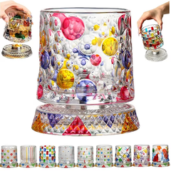 vaso de cristal para whisky - Vaso decorativo giratorio con patrones de burbujas de colores, manos levantando dos vasos más pequeños a juego, fila de vasos con patrones variados debajo