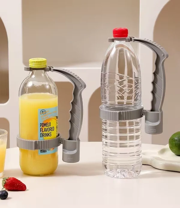 مقبض زجاجات شامل - زجاجتان بلاستيكيتان متصلتان بمقابض إمساك رمادية موضوعتان على طاولة، بجانب كوب عصير وفاكهة.