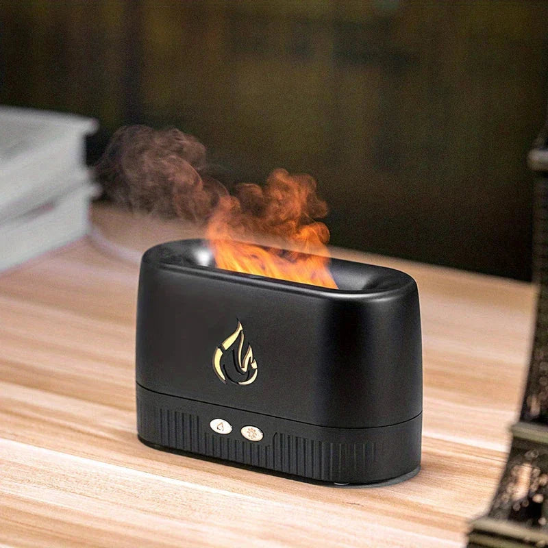 Humidificador ultrasónico: difusor de aroma de efecto llama en negro mate sobre una mesa de veta de madera, produciendo niebla de tono naranja con dos botones de control en el frente