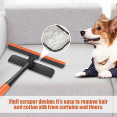 Escobilla con rasqueta: herramienta removedora de pelo de mascotas con raspador en forma de T naranja y negro colocado sobre un sofá gris junto a un perro Corgi, con un primer plano del pelo recogido en la tela