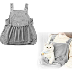 Delantal portabebés para gato con bolsillo acogedor - Gris, foto del producto de felpa junto a una persona que lo lleva puesto con un gato blanco en el bolsillo