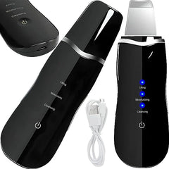 Espátula exfoliadora de piel: dispositivo espátula exfoliadora ultrasónica negra mostrado desde múltiples ángulos, con un cable de carga USB blanco, con tres indicadores de modo y un botón de encendido