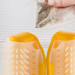 quitapelusas para pelo de mascotas - Quitapelusas amarillo y transparente para pelo de mascotas que se rellena con hierbas secas desde una pequeña bolsa de plástico.