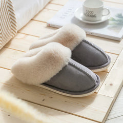 Zapatilla - Zapatillas tipo mule en gris claro con ribete de piel esponjosa, exhibidas sobre piso de madera clara