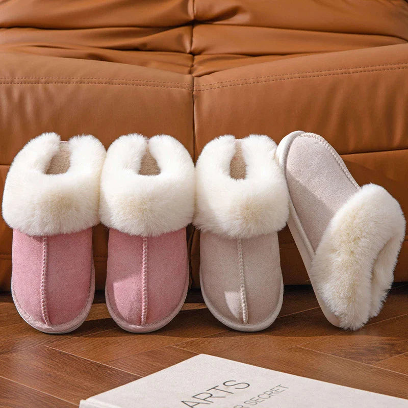 Zapatilla - Dos pares de zapatillas tipo slip-on con puño esponjoso, dos rosas y dos beige, dispuestas en posición vertical sobre un piso de madera apoyadas contra un sofá tostado