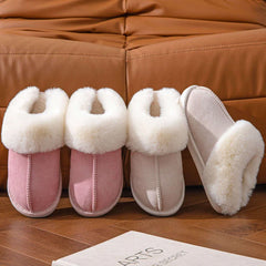 Zapatilla - Dos pares de zapatillas tipo slip-on con puño esponjoso, dos rosas y dos beige, dispuestas en posición vertical sobre un piso de madera apoyadas contra un sofá tostado