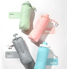 Botella de agua plegable de silicona: cuatro botellas de agua plegables de silicona en verde, rosa, gris y azul con etiquetas de colores a juego sobre un fondo blanco